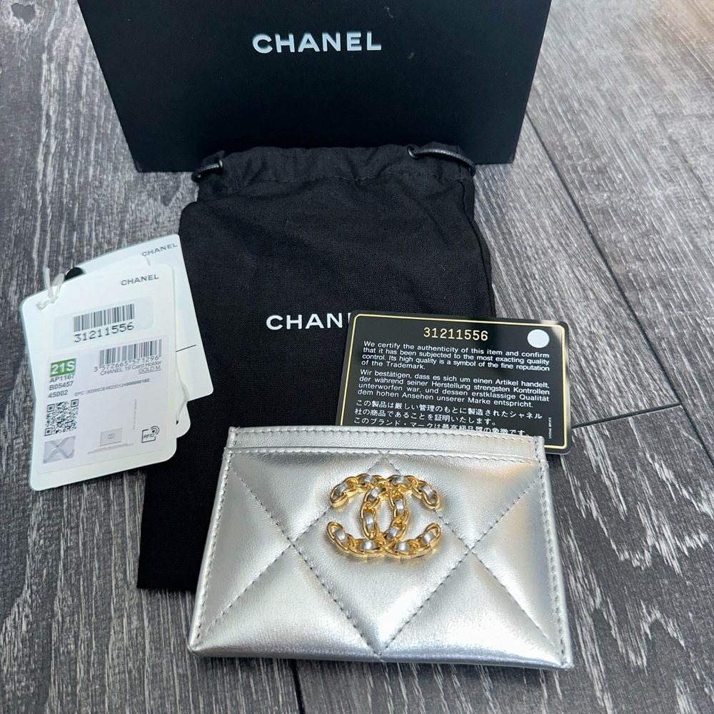 CHANEL 19 CARD HOLDER
Shiny Lambskin, Gold-Tone, Silver-Tone. Silver leather.